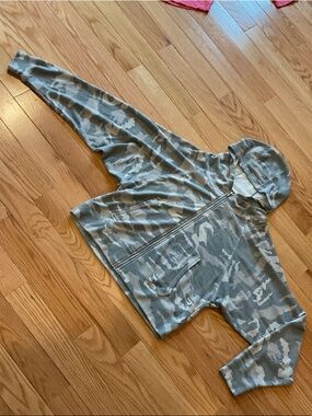 Chaser Light Gray Green Camo Zip-Up Hoodie dolman small ribbed